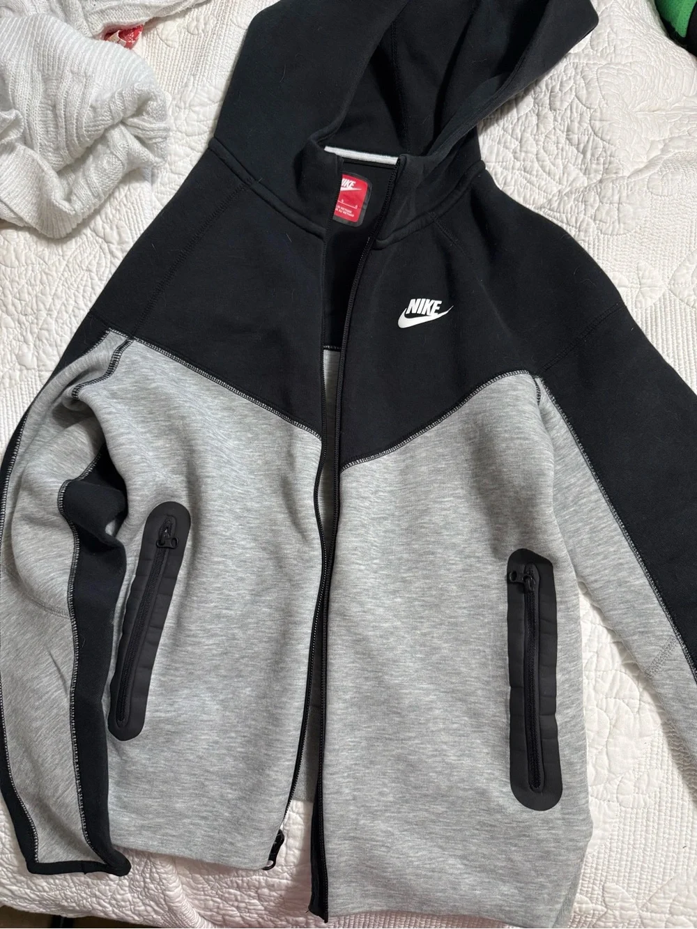 Nike tech fleece like new